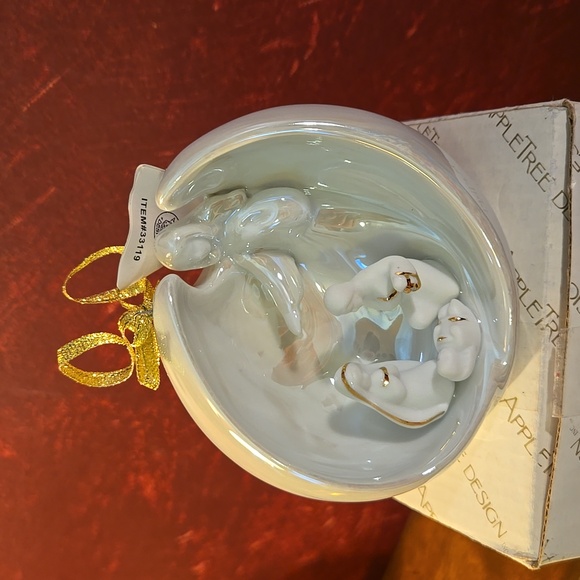NIB-Appletree Designs-Iridescent Angel Nativity Scene Light Up Holiday Ornament - Picture 2 of 8